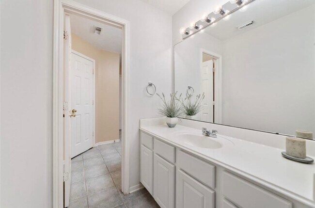 Building Photo - 2218 Laurel Birch Dr