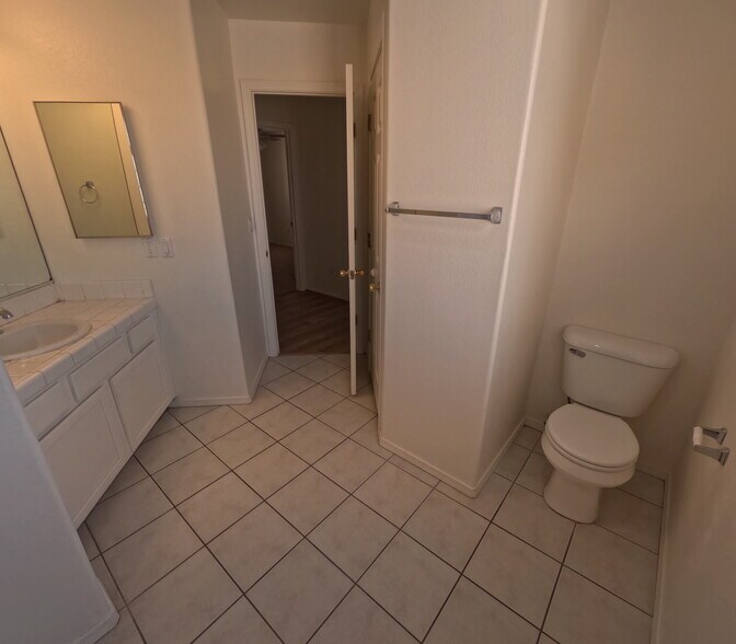 Building Photo - 2112 E Desert Lakes Dr