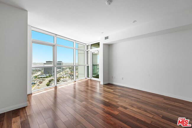 Building Photo - 13600 Marina Pointe Dr