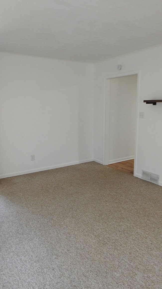Building Photo - 4 bed 2 bath for Rent in Roeland Park, KS