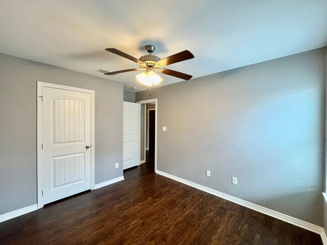 Building Photo - 2520 Meadowglen Ct