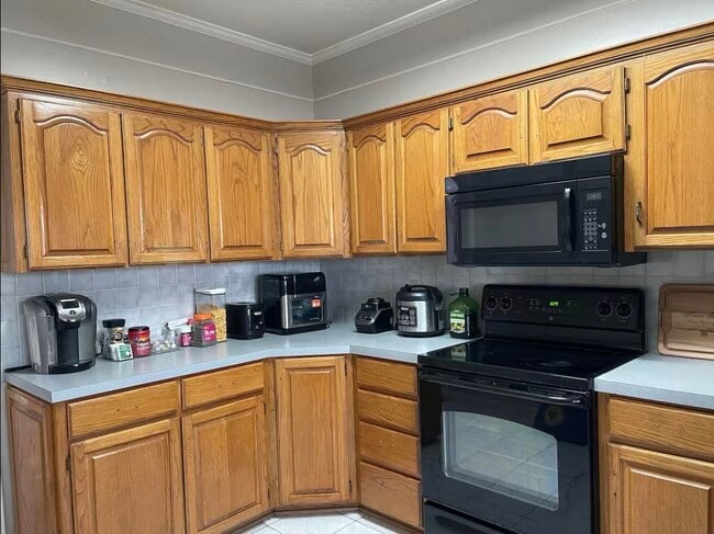 Building Photo - 1915 Sutton Pl