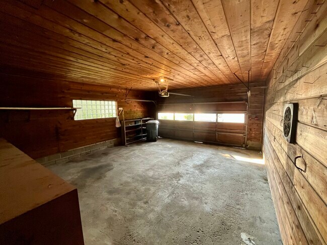 Building Photo - 2003 Lakeshore Dr