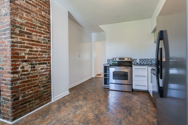 Building Photo - 2823 Cobden St