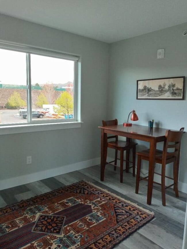 Building Photo - Fully Furnished 2 Bedroom 1 Bath Condo | T...