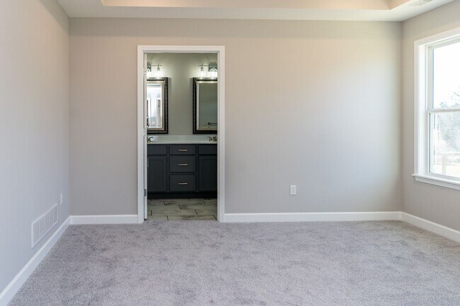 Building Photo - Lovely home for rent in established neigborhood