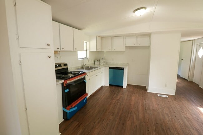 Building Photo - Newly Renovated Home