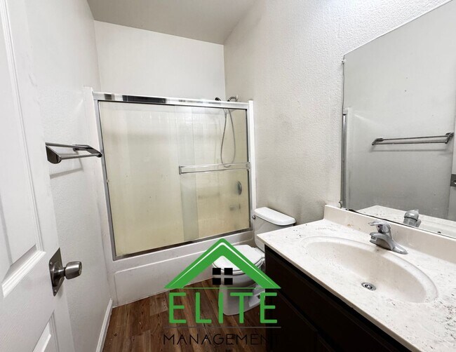 Building Photo - Charming 3 Bedroom, 2 Bath Home in Prime S...