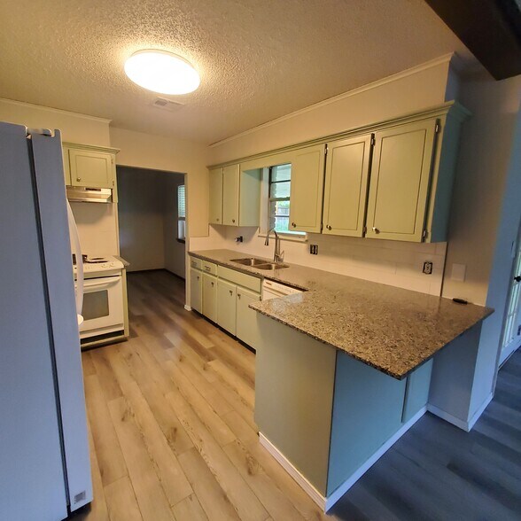 Kitchen - 2016 W Jefferson St