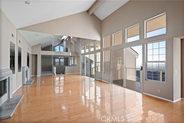 Building Photo - 6 Saros