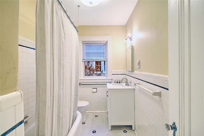 Building Photo - 127 Evergreen St