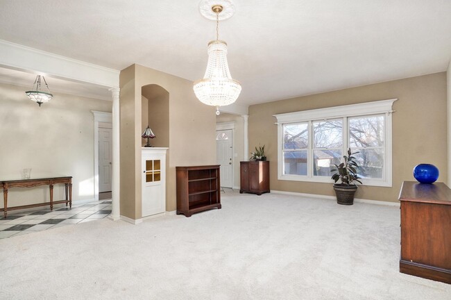 Front living room - 4907 S Buckingham Ln