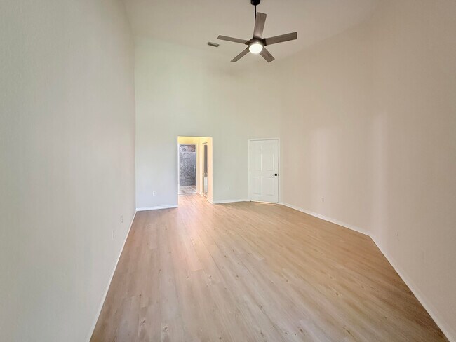 Building Photo - 2400 E Aragon Blvd