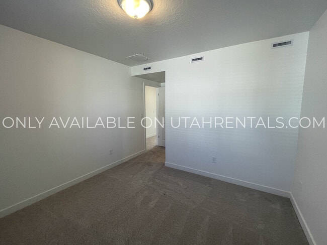 Building Photo - 1605 W Charmer Ln