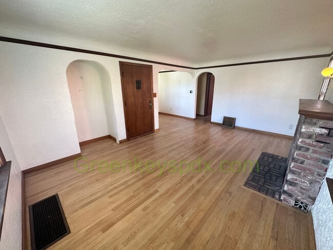 Building Photo - Gorgeous Pet-Friendly 3 Bedroom 1 Bath House