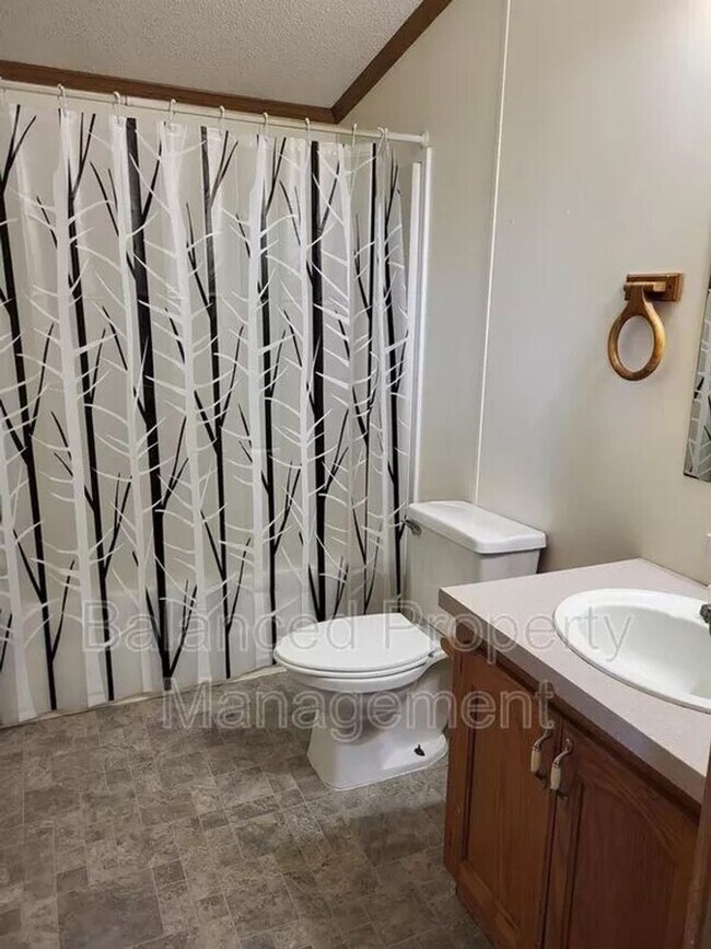 Building Photo - Nice, large, mobile home on outskirts of T...