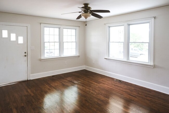 Building Photo - 2 bedroom, 1 bath Brick Bungalow in Prime Location!