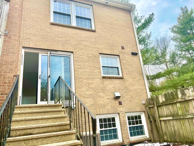 Building Photo - 83 Derryfield Ct