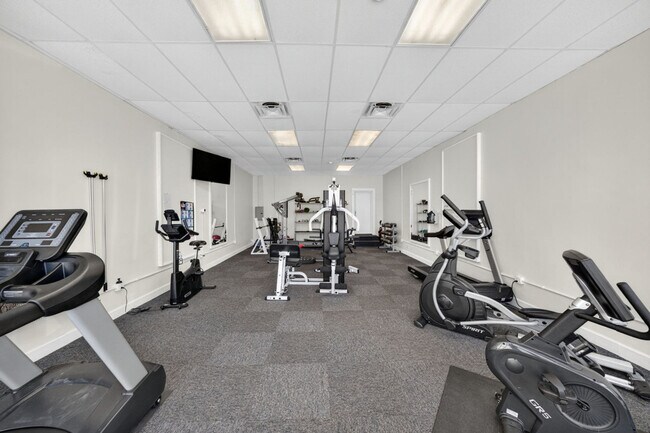Building Photo - 9850 S Thomas Dr