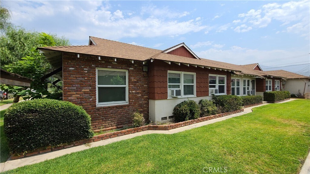 Building Photo - 2542 N Buena Vista St