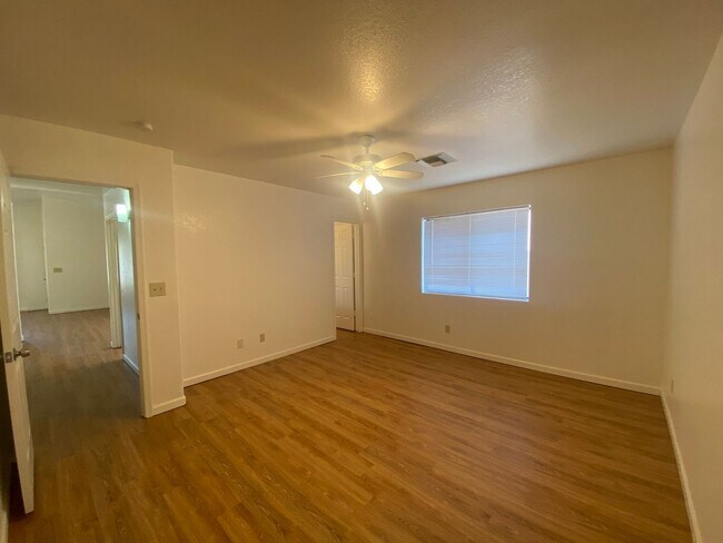 Building Photo - 3 Bedroom 2 Bathroom Home