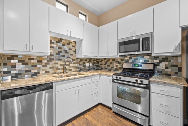 Building Photo - Gated 2BR Townhome Just Minutes from the T...