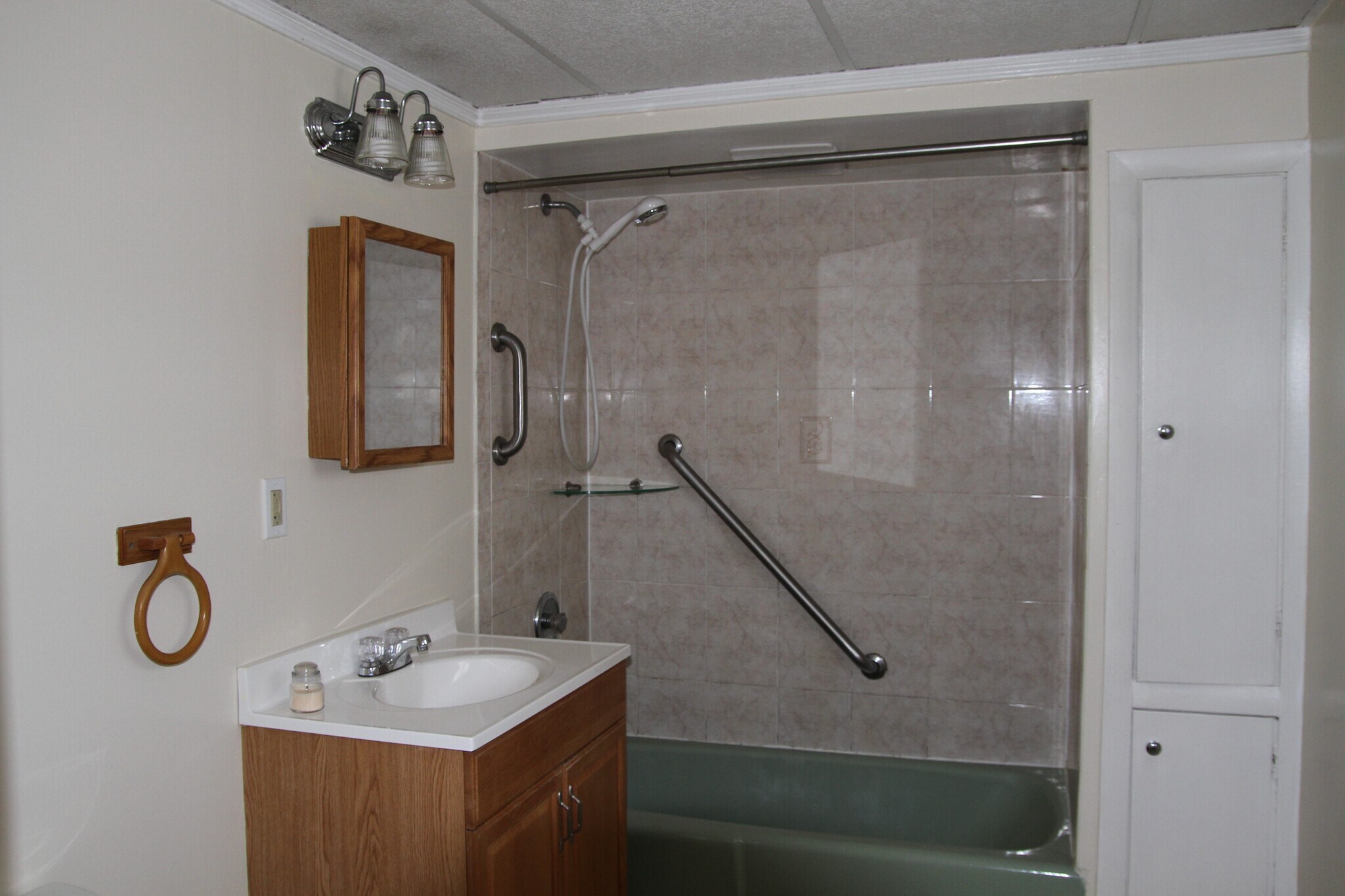 Bathroom - Unoccupied - 91 Sagamore St