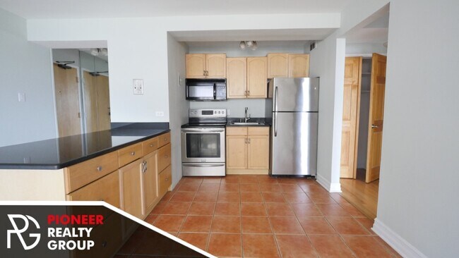 Building Photo - High rise in Lakeview East