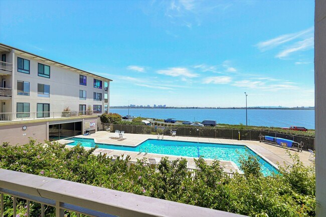 Building Photo - Top-floor Studio at Watergate