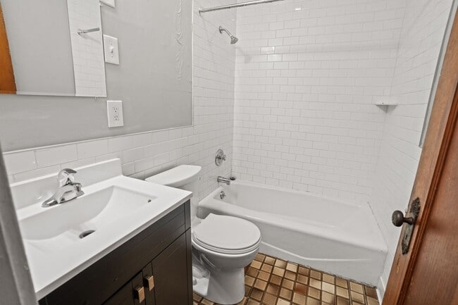 Building Photo - Oakland Upper Flat near campus