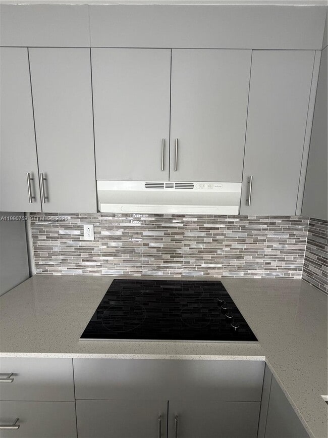 Building Photo - 1820 W 53rd St