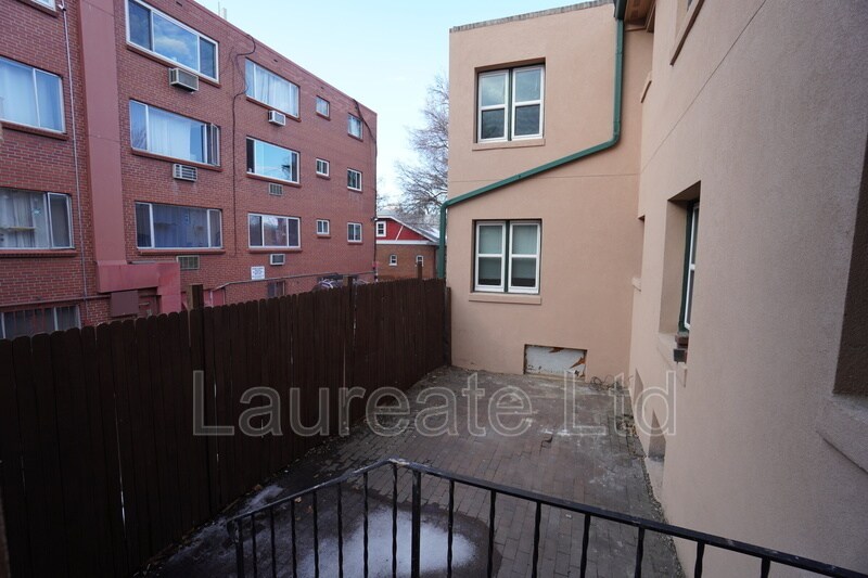 Building Photo - 935 E 8th Ave