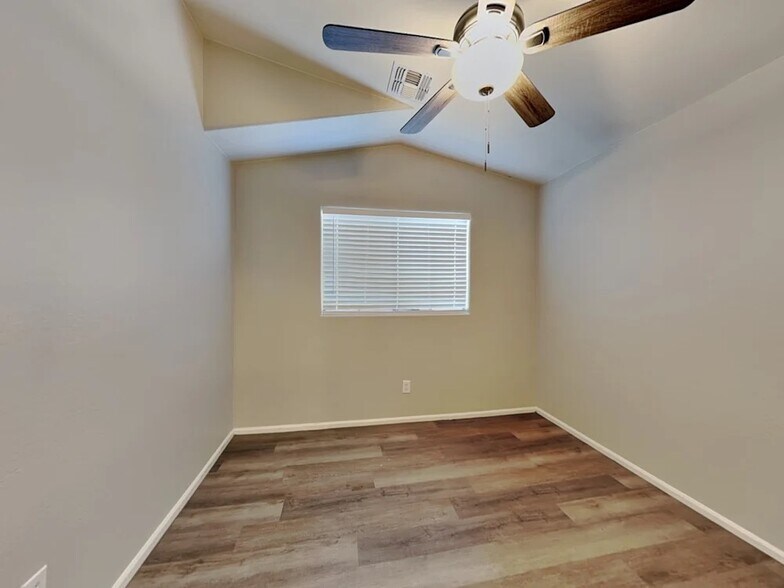 Building Photo - 7261 W Glenn Dr