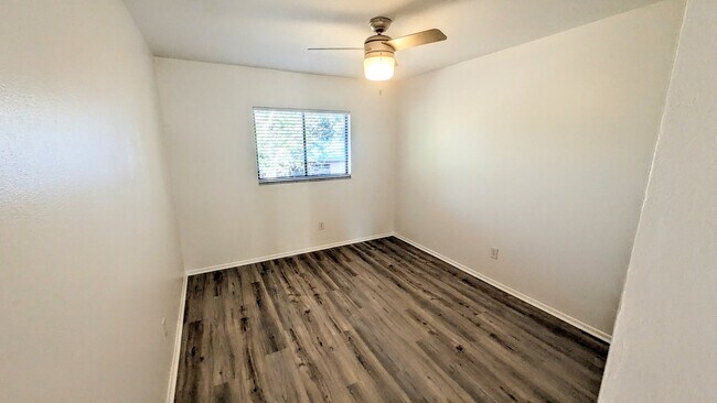 Building Photo - Annual fully remodeled unfurnished spacious 3/2 duplex in Bradenton.