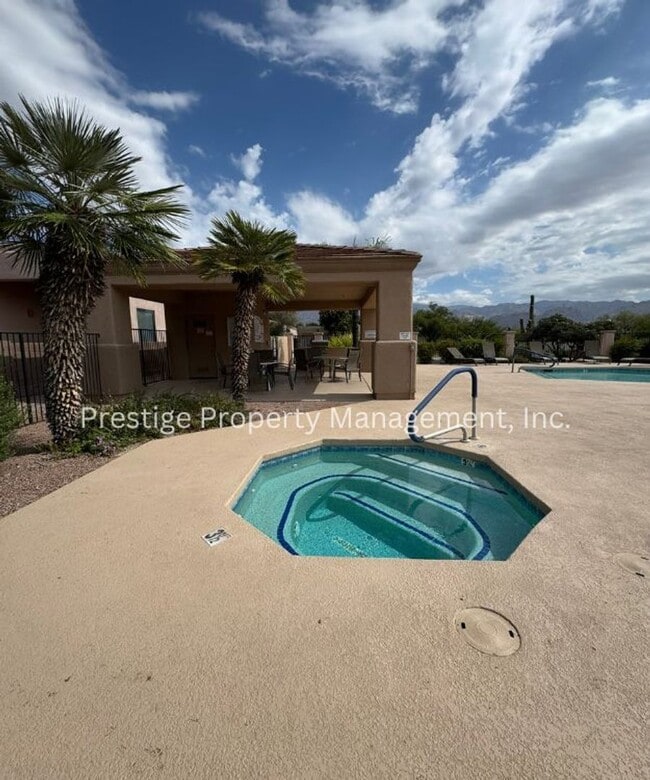 Building Photo - Stunning 3-bedroom 2-bathroom home in a ga...