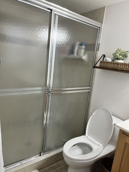 Master Bath - 6150 Gulfport Blvd S