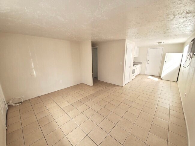 Building Photo - Spacious 2br/1ba duplex near USF
