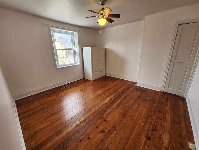 Building Photo - Large and Beautiful Farm House in Quiet Area