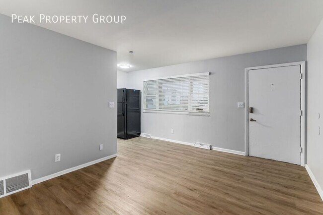 Building Photo - 558 Riverview Dr