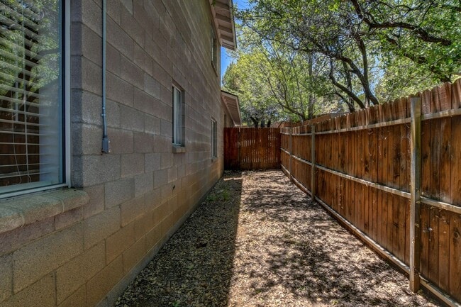 Building Photo - 114 Bradshaw Dr