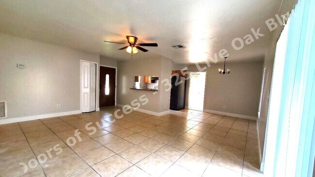 Building Photo - 325 Live Oak Blvd