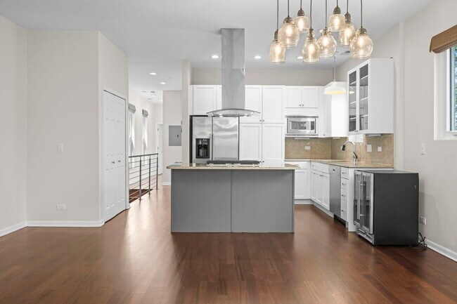 Building Photo - 876 N Hermitage Ave