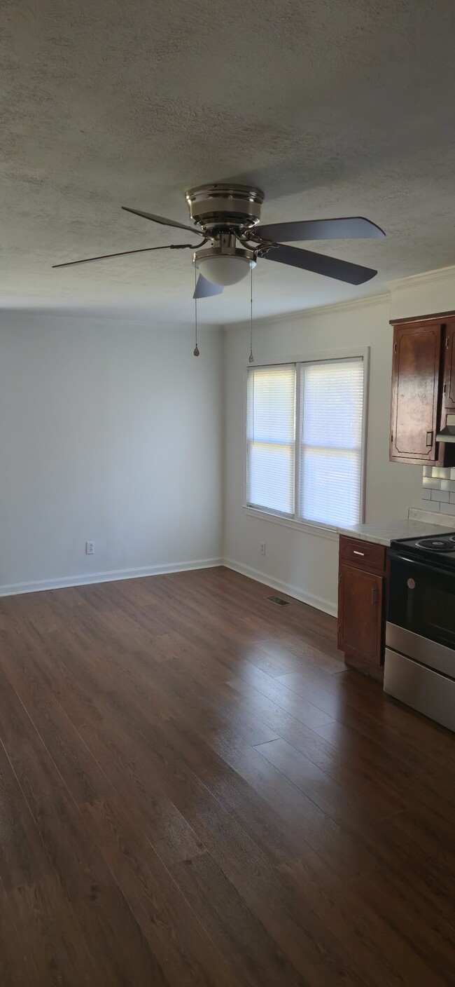 Building Photo - 133 Kings Ct Dr