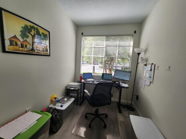 Building Photo - 2103 Myrtlewood Cir E