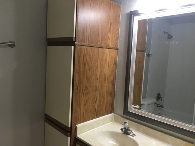 Building Photo - UT PRE LEASE: Updated 2 BR / 2 BA West Cam...