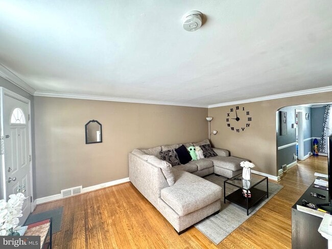 Building Photo - 827 Hampshire Rd