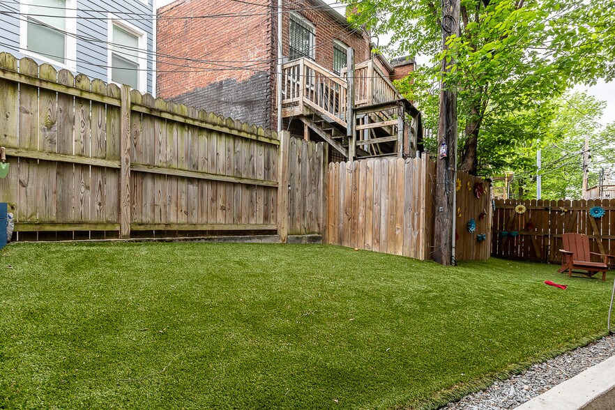 Shared outdoor space - 631 Florida Ave NE