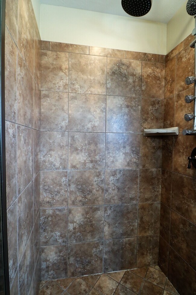 Building Photo - Beautiful Harvest Park Mapleton Townhouse