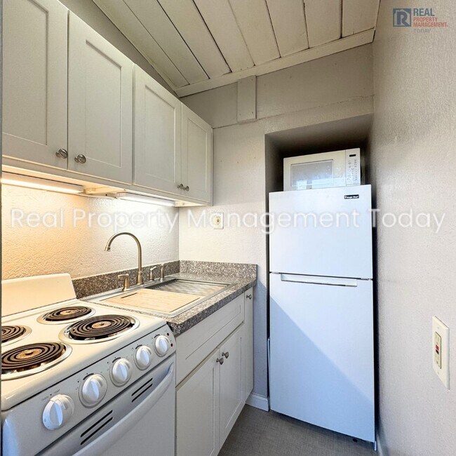 Building Photo - Perez - 105 (Cascade Group - Gold)