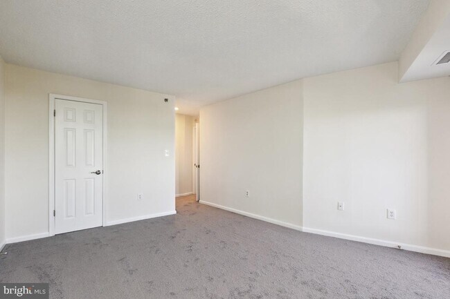 Building Photo - 10101 Grosvenor Pl